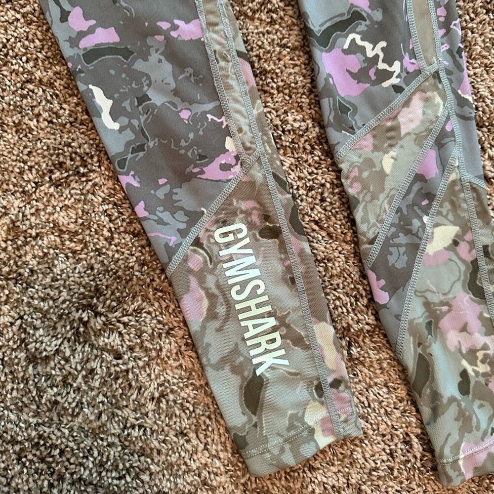 Gymshark Women’s Size Small patterned leggings, (see waist measurements) - Picture 4 of 11